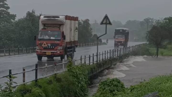 सतत पडणाऱ्या पावसामुळे नदीवरील पुलाला पाणी लागल्याने आजूबाजूच्या परिसरातील नागरिकांना सतर्क राहण्याच्या सूचना देण्यात आल्या आहेत.