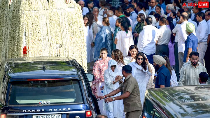 संजय की पत्नी प्रिया सचदेव उनके अंतिम संस्कार में बहुत बुरी हालत में दिखी. पति को खोने का सदमा वो बर्दाशत नहीं कर पा रही थी.