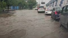 અમદાવાદમાં મોડી રાત્રે વરસ્યો ધોધમાર વરસાદ, અઢી ઈંચ વરસાદમાં રસ્તાઓ પર ભરાયા પાણી