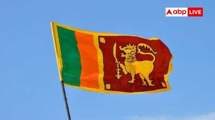 Sri Lanka Flag: दुनिया में कई देश हैं और हर देश का अपना राष्ट्रीय ध्वज होता है. लेकिन आज हम श्रीलंका के राष्ट्रीय ध्वज के बारे में जानते हैं कि उसमें बने शेर ने अपने हाथ में तलवार क्यों पकड़ी है.