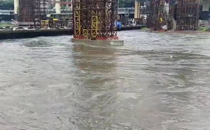 पुणे शहरासह परिसरात सकाळपासून मुसळधार पाऊस सुरु आहे. खडकवासला धरण साखळी क्षेत्रात मोठा पाऊस सुरु आहे.  रस्त्यांना नद्यांचे स्वरुप आलं आहे.