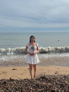 Sezal Sharma Photos: વ્હાઈટ શોર્ટ ડ્રેસમાં દરિયા કિનારે સેજલ શર્મા ટોન્ડ લેગ્સ કર્યા ફ્લોન્ટ