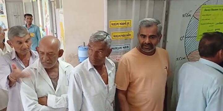 આજે સવારથી જ મતદારોમાં અહીં ભારે ઉત્સાહ જોવા મળી રહ્યો છે, વિસાવદર પેટા ચૂંટણી માટે 297 મતદાન મથકો પર બે લાખ, 61 હજાર મતદારો મતદાન કરશે. મતદાન મથકો પર મતદાન માટેની મશીનરી અને પોલિંગ સ્ટાફ પહોંચી ચૂક્યો છે.