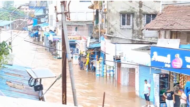 खेडमधील जगबुडी नदीने इशारा पातळी ओलांडली असून आता नदीचे पाणी मार्केट परिसरात शिरले आहे. अशातच संपूर्ण रायगड जिल्ह्यात पावसाचा जोर अजूनही कायम आहे.