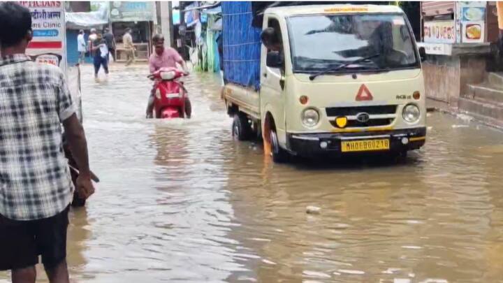 खेडमध्ये जगबुडी नदीचे पाणी मटण मार्केटमध्ये शिरण्यास सुरुवात झाली आहे. पुढील काही तास पावसाचा जोर कायम राहिल्यास मुख्य मार्केटमध्येही पावसाचे पाणी शिरु शकते. या परिस्थितीवर स्थानिक प्रशासन सातत्याने लक्ष ठेवून आहे.