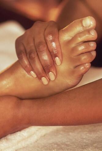 रात्री पायांना मसाज करण्याचे चमत्कारिक फायदे!