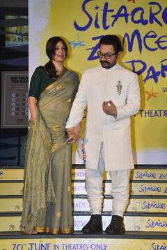 Sitaare Zameen Par Screening: शेरवानी पहनकर पहुंचे आमिर खान, साड़ी में दिखीं गर्लफ्रेंड गौरी, हाथ पकड़कर मुस्कुराते हुए दिए पोज
