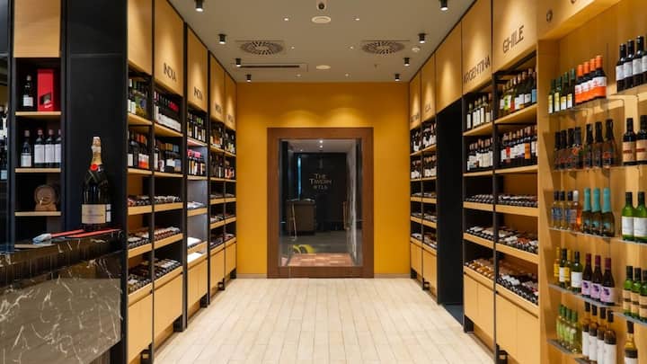 आपको बता दें महाराष्ट्र में मुंबई, पुणे, और नासिक जैसे शहरों में शराब पीने के लिए ड्रिंकिंग लाइसेंस लेना पड़ता है. सरकार की वेबसाइट पर ऑनलाइन अप्लाई करके ये परमिट लिया जा सकता है. होटल या बार में भी शराब पीने वालों को यह परमिट दिखाना होता है.