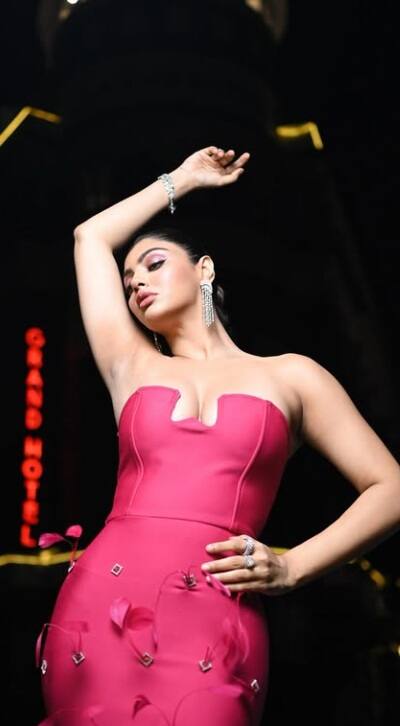 ડાર્ક રેડ ડ્રેસમાં આકાંક્ષા પુરીનું નાઇટ ફોટોશૂટ વાયરલ