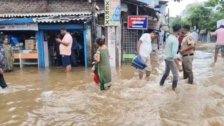 नागोठणे शहर जलमय झाले असून घरांमध्ये पाणी शिरण्यास सुरुवात झाली आहे.