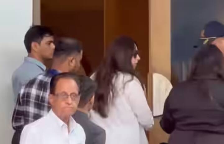 ਦੱਸ ਦੇਈਏ ਕਿ ਸੰਜੇ ਕਪੂਰ ਦੀ 12 ਜੂਨ ਨੂੰ ਇੰਗਲੈਂਡ ਵਿੱਚ ਪੋਲੋ ਖੇਡਦੇ ਸਮੇਂ ਦਿਲ ਦਾ ਦੌਰਾ ਪੈਣ ਕਾਰਨ ਮੌਤ ਹੋ ਗਈ ਸੀ। ਉਹ 53 ਸਾਲ ਦੇ ਸਨ। ਮੀਡੀਆ ਰਿਪੋਰਟਾਂ ਅਨੁਸਾਰ, ਸੰਜੇ ਨੇ ਗਲਤੀ ਨਾਲ ਇੱਕ ਮਧੂ-ਮੱਖੀ ਨਿਗਲ ਲਈ ਜਿਸਨੇ ਉਨ੍ਹਾਂ ਨੂੰ ਗਲੇ ਵਿੱਚ ਡੰਗ ਮਾਰਿਆ ਅਤੇ ਫਿਰ ਦਿਲ ਦਾ ਦੌਰਾ ਪੈਣ ਕਾਰਨ ਮੌਕੇ 'ਤੇ ਹੀ ਮੌਤ ਹੋ ਗਈ। ਕਾਰੋਬਾਰੀ ਦੀ ਮੌਤ ਤੋਂ 8 ਦਿਨ ਬਾਅਦ, ਉਨ੍ਹਾਂ ਦਾ ਅੰਤਿਮ ਸੰਸਕਾਰ ਅੱਜ ਦਿੱਲੀ ਵਿੱਚ ਕੀਤਾ ਜਾਵੇਗਾ। ਕਰਿਸ਼ਮਾ ਕਪੂਰ ਨੂੰ ਵੀ ਆਪਣੇ ਬੱਚਿਆਂ ਨਾਲ ਆਪਣੇ ਸਾਬਕਾ ਪਤੀ ਦੀਆਂ ਅੰਤਿਮ ਰਸਮਾਂ ਵਿੱਚ ਸ਼ਾਮਲ ਹੋਣ ਲਈ ਹਵਾਈ ਅੱਡੇ 'ਤੇ ਦੇਖਿਆ ਗਿਆ। ਉਹ ਮੁੰਬਈ ਤੋਂ ਦਿੱਲੀ ਲਈ ਰਵਾਨਾ ਹੋ ਗਈ ਹੈ।