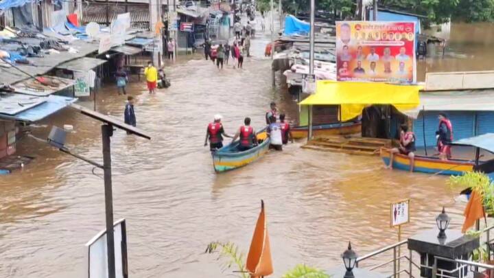 रोहा तालुक्यातील कुंडलिका नदी आणि खालापूरमधील पाताळगंगा नदी यांनी धोक्याची पातळी ओलांडली असून, नागोठणे येथील अंबा नदीने इशारा पातळीच्या वर वाहत आहे.