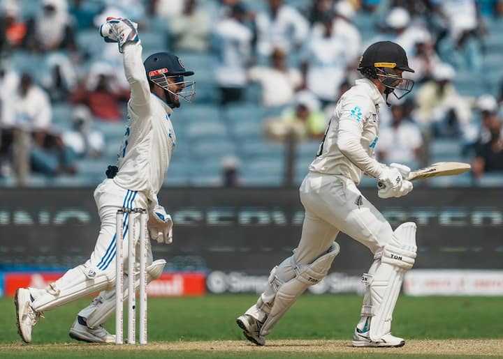 धोनी ने अपने परीक्षण करियर के दौरान इन चार देशों में 1,731 रन बनाए। पैंट में वर्तमान में 1,681 रन हैं, जो धोनी से आगे निकलने से सिर्फ 50 रन दूर हैं, जो इन विदेशी परिस्थितियों में सबसे अधिक रन-स्कोरिंग भारतीय विकेटकीपर बन गए हैं।