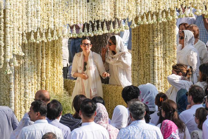 In one of the widely shared visuals, Kareena is seen gently holding Karisma's arm as they walk past well-wishers after laying floral tributes.