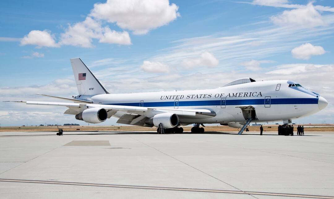 પરમાણુ યુદ્ધની તૈયારી? ઈઝરાયલ-ઈરાન સંઘર્ષ વચ્ચે અમેરિકાએ ખાસ પ્લેન કર્યું એક્ટિવ, પરમાણુ હુમલો થાય તો પણ.... What Is America’s Doomsday Plane? E-4B Features & Cost પરમાણુ યુદ્ધની તૈયારી? ઈઝરાયલ-ઈરાન સંઘર્ષ વચ્ચે અમેરિકાએ ખાસ પ્લેન કર્યું એક્ટિવ, પરમાણુ હુમલો થાય તો પણ....