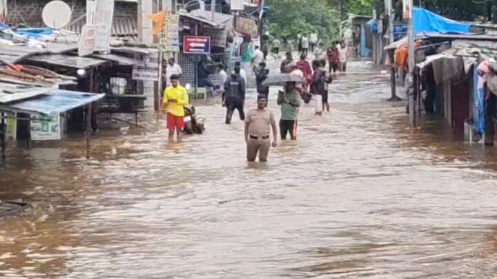 नागोठणे परिसरात नागरिकांना साचलेल्या पाण्यातून मार्ग काढावा लागत आहे.