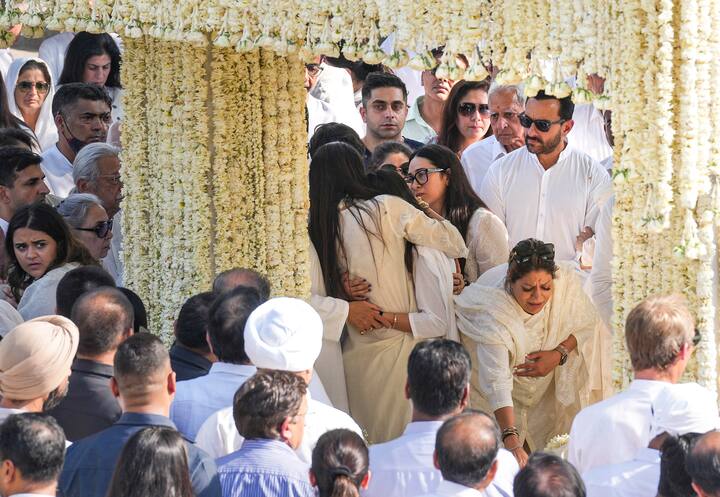 Another poignant moment captured on camera shows Samaira and Kiaan hugging one another tightly, with their mother standing close, while Kareena and her husband Saif Ali Khan remained just a step behind, quietly offering strength.
