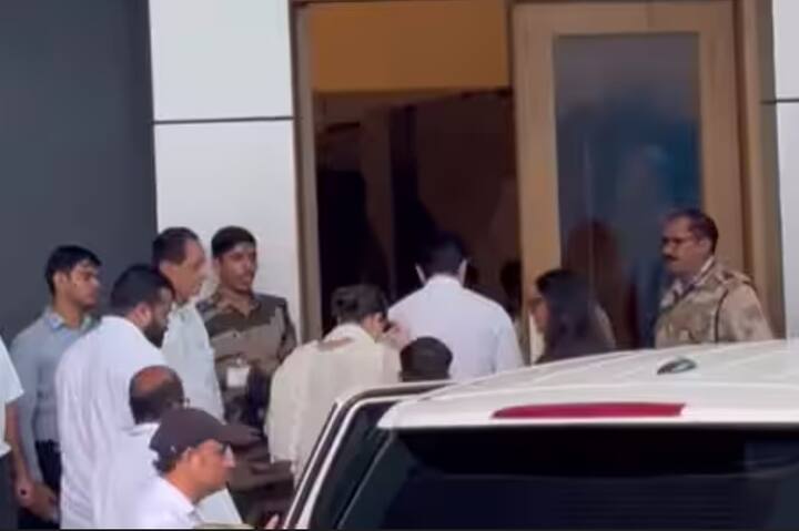 ਸੈਫ ਅਤੇ ਕਰੀਨਾ ਨੂੰ ਹਵਾਈ ਅੱਡੇ 'ਤੇ ਜਲਦੀ ਵਿੱਚ ਦੇਖਿਆ ਗਿਆ। ਉਹ ਕਾਰ ਤੋਂ ਉਤਰ ਕੇ ਸਿੱਧੇ ਹਵਾਈ ਅੱਡੇ ਦੇ ਅੰਦਰ ਚਲੇ ਗਏ। ਕਰੀਨਾ ਅਤੇ ਸੈਫ ਵੀ ਬਹੁਤ ਉਦਾਸ ਦਿਖਾਈ ਦੇ ਰਹੇ ਸਨ।