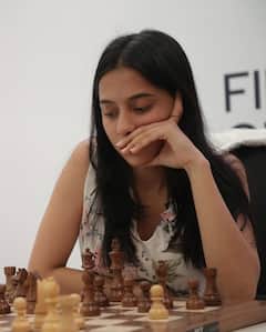 नागपुर की रहने वाली दिव्या देशमुख कौन हैं? शतरंज में माहिर, दुनिया की नंबर-1 खिलाड़ी को दी मात