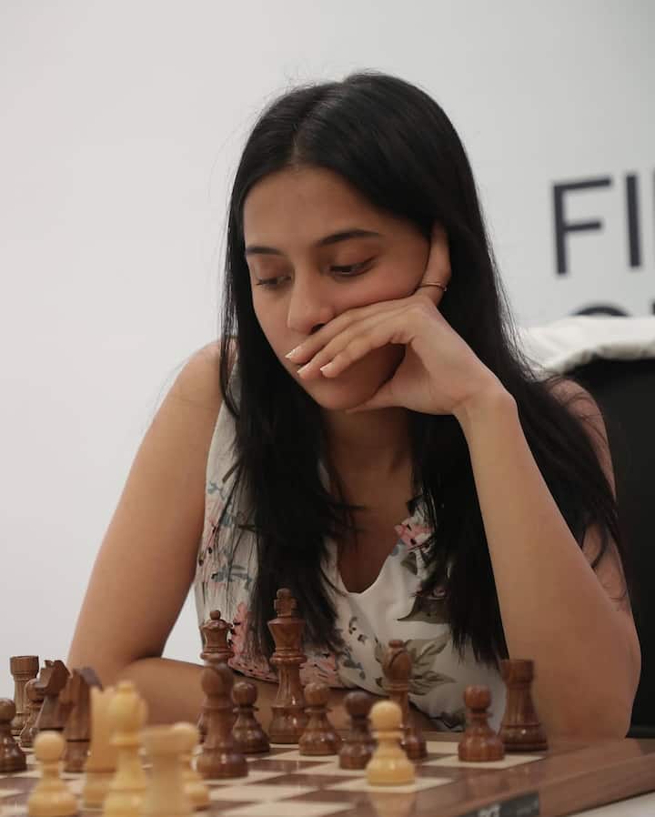 दिव्या का जन्म 5 दिसंबर 2005 को महाराष्ट्र के नागपुर में हुआ. टाइम्स ऑफ इंडिया की रिपोर्ट के मुताबिक, उनके माता-पिता डॉक्टर हैं. पिता का नाम जितेंद्र देशमुख और मां का नाम नम्रता देशमुख है.