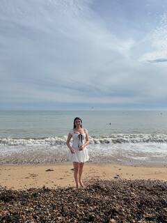 Sezal Sharma Photos: વ્હાઈટ શોર્ટ ડ્રેસમાં દરિયા કિનારે સેજલ શર્મા ટોન્ડ લેગ્સ કર્યા ફ્લોન્ટ
