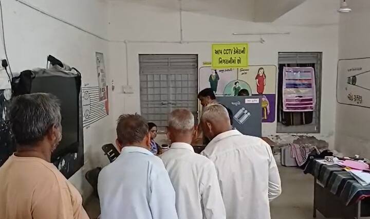 વિસાવદર બેઠક માટે 297 મતદાન કેન્દ્ર પરથી મતદાન ચાલી રહ્યું છે. વિસાવદર પેટાચૂંટણીને લઈ 2 લાખ 60 હજાર મતદાતાઓ મત્તાધિકારનો ઉપયોગ કરશે. ભેંસાણ તાલુકાના મતદાન કેન્દ્રો પર મતદારોનો ઉત્સાહ જોવા મળ્યો હતો.