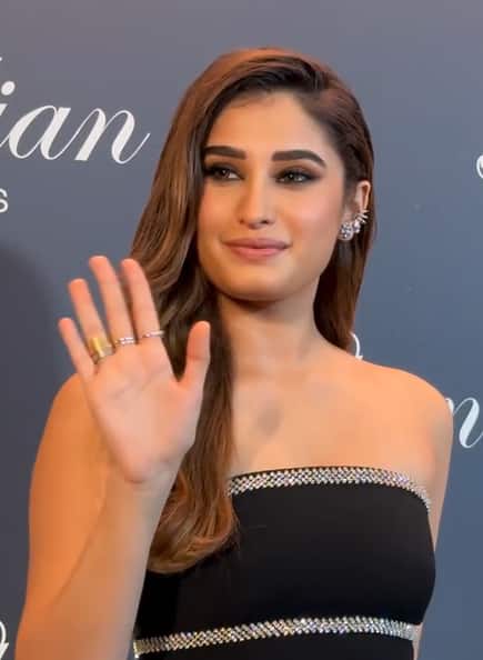 एक्ट्रेस राशा थड़ानी भी ब्लैक कलर की स्ट्रैपलेस में दिखीं. उन्होंने इस स्टाइलिश गाउन को लाइट मेकअप से कंप्लीट किया. वो साइड पार्टेड हेयरस्टाइल में बहुत खूबसूरत लग रही थी.