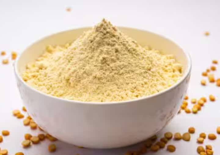 ਕੱਚਾ ਦੁੱਧ ਅਤੇ ਬੇਸਨ: ਬੇਸਨ ਚਮੜੀ ਨੂੰ ਟਾਈਟ ਕਰਦਾ ਹੈ ਅਤੇ ਦੁੱਧ ਚਮੜੀ ਨੂੰ ਨਮੀ ਦਿੰਦਾ ਹੈ। ਇਹ ਮਿਸ਼ਰਣ ਡੈੱਡ ਸਕਿਨ ਨੂੰ ਹਟਾਉਣ ਅਤੇ ਚਮੜੀ ਨੂੰ ਚਮਕਦਾਰ ਬਣਾਉਣ ਵਿੱਚ ਮਦਦ ਕਰਦਾ ਹੈ।