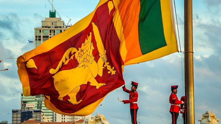 इस झंडे में बीच में एक शेर बना है जो कि दहाड़ रहा है और उसके हाथ में तलवार है. आखिर आपने कभी सोचा है कि इसके हाथ में तलवार क्यों है.