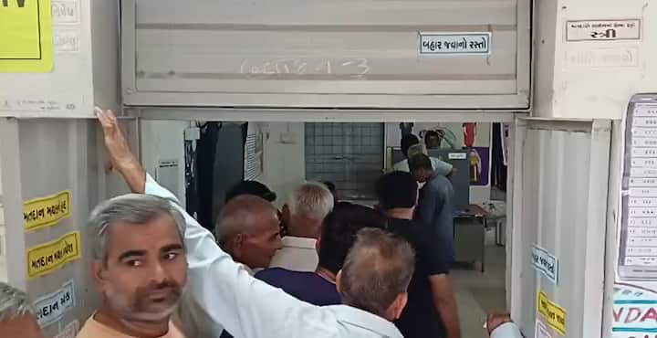 આજે સવારે 7 વાગ્યે મતદાન શરૂ થઇ ચૂક્યુ છે. શાંતિપૂર્ણ માહોલમાં મતદાન થાય તે માટે વિસાવદરમાં 800થી વધુ પોલીસકર્મીઓ, SRPની 3 ટીમ અને CRPFના જવાનોને તૈનાત કરાયા છે.