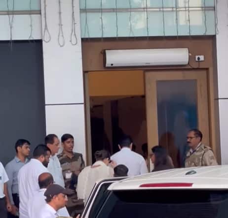 सैफ और करीना को एयरपोर्ट पर काफी जल्दबाजी में देखा गया. वे गाड़ी से उतरकर सीधा एयरपोर्ट के अंदर चले गए.