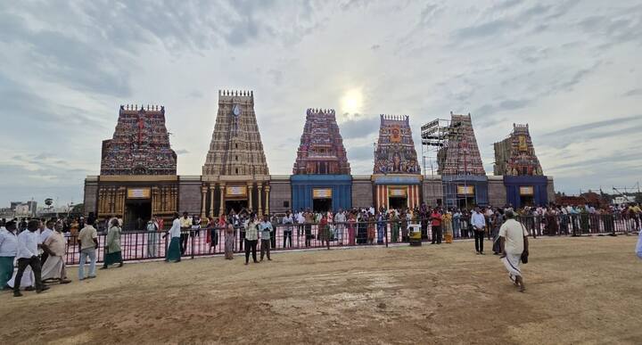 இந்து முன்னணி அமைப்பின் சார்பில் ஜூன் 22 ம் தேதி முருக பக்தர்கள் மாநாடு மதுரை பாண்டிகோவில் அருகே உள்ள திடலில் நடைபெறுகிறது. மாநாட்டையொட்டி திடலில் அமைக்கப்பட்ட அறுபடை வீடுகளின் கண்காட்சி.