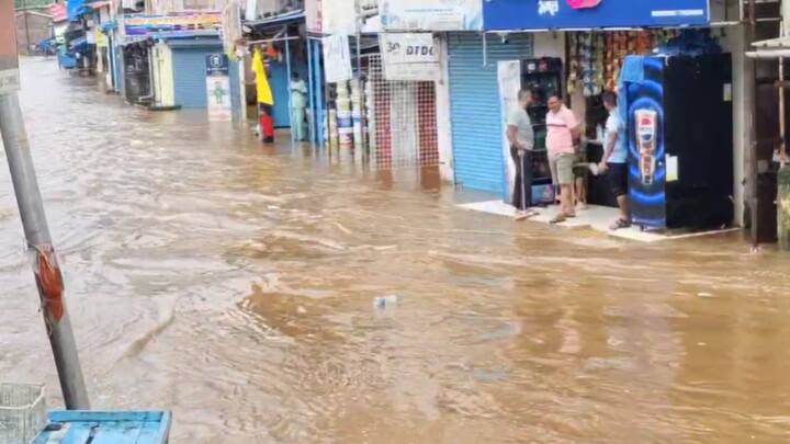 नागोठणे शहरातील बाजारपेठेच्या परिसरात पाणी साचले आहे.