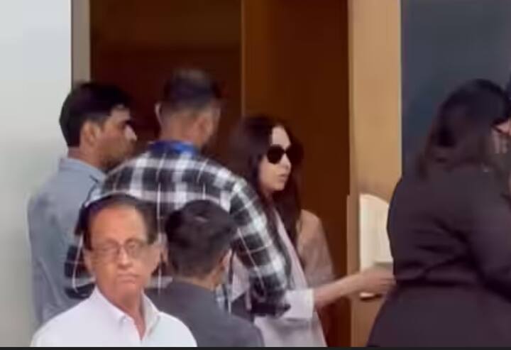 ਅਦਾਕਾਰਾ ਦੇ ਦੋਵੇਂ ਬੱਚੇ ਆਪਣੇ ਪਿਤਾ ਦੀ ਮੌਤ ਤੋਂ ਬਾਅਦ ਬਹੁਤ ਰੋ ਰਹੇ ਹਨ। ਕਰੀਨਾ ਕਪੂਰ ਵੀ ਆਪਣੀ ਭੈਣ ਕਰਿਸ਼ਮਾ ਦੇ ਸਾਬਕਾ ਪਤੀ ਸੰਜੇ ਕਪੂਰ ਦੇ ਅੰਤਿਮ ਸੰਸਕਾਰ ਵਿੱਚ ਸ਼ਾਮਲ ਹੋਣ ਲਈ ਆਪਣੇ ਪਤੀ ਸੈਫ ਨਾਲ ਦਿੱਲੀ ਲਈ ਰਵਾਨਾ ਹੋ ਗਈ ਹੈ।