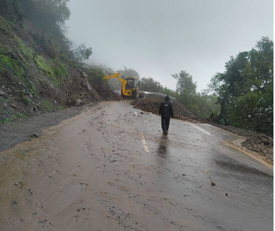गेल्या तीन दिवसापासून डोंगरी भागामध्ये मोठा पाऊस सुरू आहे. दरड कोसळल्यामुळं  महाबळेश्वर कडून तापोळ्याला जाणारी वाहतूक ठप्प झाली आहे.