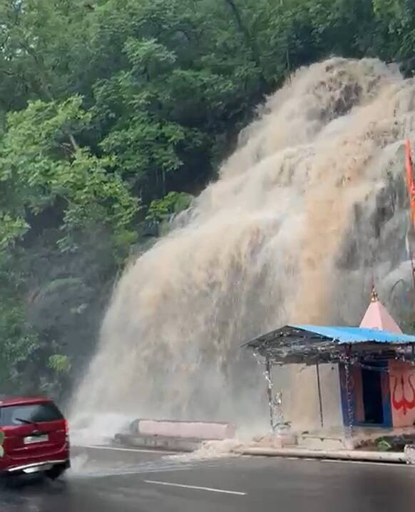 અન્ય તાલુકાઓની વાત કરીએ તો, છેલ્લા 24 કલાકમાં ડાંગના વઘઇમાં 7.7 ઇંચ, સુબીરમાં 7.1 ઇંચ, વલસાડના ધરમપુરમાં 6.6 ઇંચ, નવસારીના વાંસદામાં 6.3 ઇંચ, ખેરગામમાં 4.8 ઇંચ, તાપીના ધોલવાણમાં 4.1 ઇંચ વરસાદ નોંધાયો છે. જ્યારે 61 તાલુકામાં 1 થી 3 ઇંચ વરસાદ સરકારી ચોપડે નોંધાયો છે.