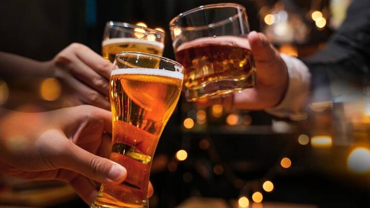 गुजरात और बिहार जैसे राज्यों में शराबबंदी लागू है. यहां पर शराब पीना, रखना या ले जाना पूरी तरह प्रतिबंधित है. हालांकि गुजरात में कुछ मामलों में परमिट दिया जाता है. जैसे विदेशी नागरिक, मेडिकल जरूरत या स्पेशल परमिशन. इसके लिए डॉक्युमेंट जमा करने होते हैं और तय मात्रा के लिए ही सीमित परमिट मिलता है.