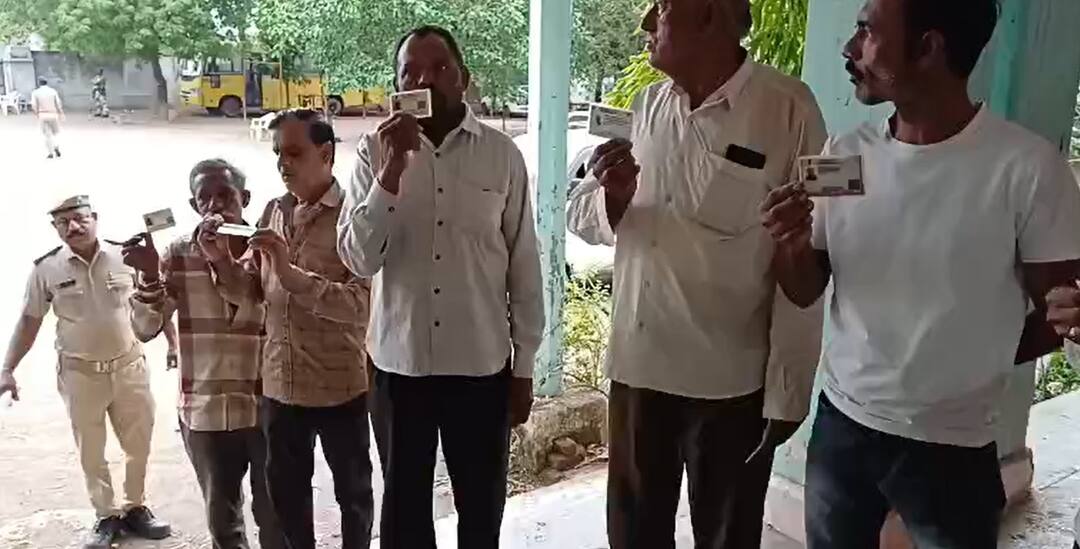 Visavadar Bypolls: વિસાવદરમાં બપોર સુધી 42 ટકા મતદાન, ભેંસાણના ગામોમાં મતદારોમાં ભારે ઉત્સાહ, જાણો આંકડા Gujarat Bypoll 2025 News bhesan taluka voters are happy for Visavadar Bypoll and casting his fully loaded votes Visavadar Bypolls: વિસાવદરમાં બપોર સુધી 42 ટકા મતદાન, ભેંસાણના ગામોમાં મતદારોમાં ભારે ઉત્સાહ, જાણો આંકડા