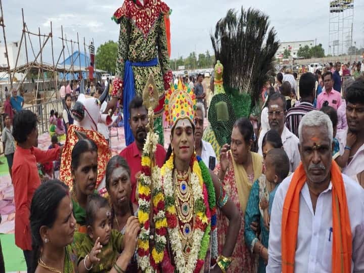 மூன்றாம் நாள் நிகழ்வில் ஆறுபடை வீடுகளில் வைத்து வழிபாடு நடத்தப்பட்ட வேல்கள் திடலுக்கு கொண்டு வரப்பட்டன, அப்போது முருகன் வேடமணிந்துவந்த பக்தர்.