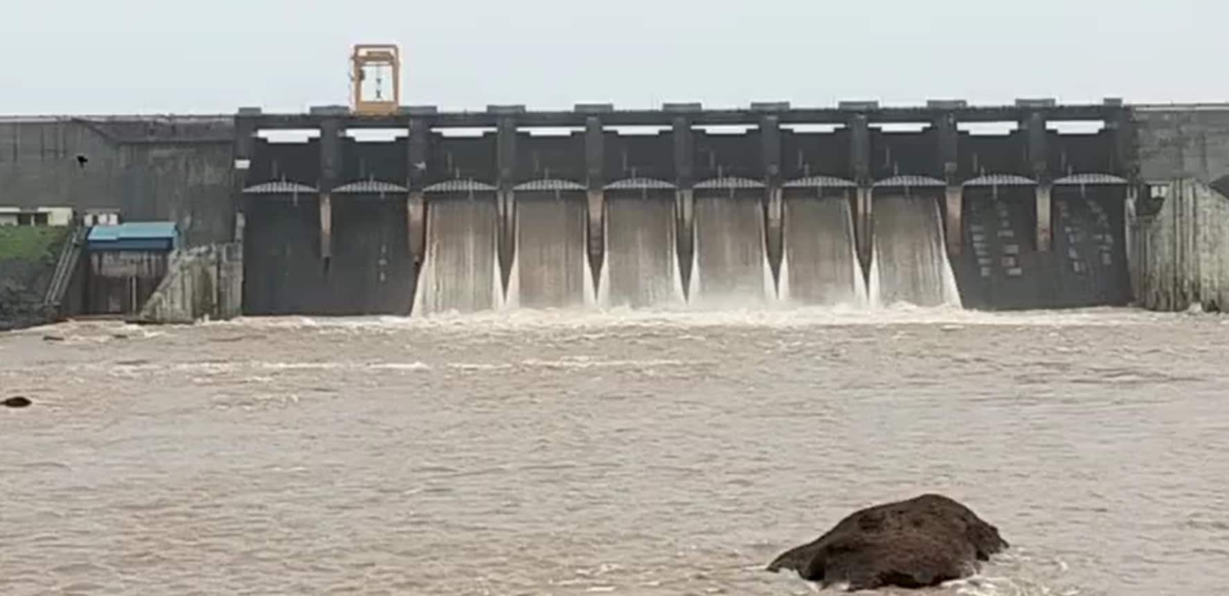 Rain: વલસાડમાં NDRFની ટીમ ઉતરી, મધુબન ડેમમાંથી દમણગંગામાં છોડાઇ રહ્યું છે પાણી, 32 રસ્તાઓ બંધ