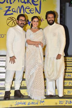 Sitaare Zameen Par Screening: शाहरुख खान ने स्टारकास्ट संग दिए पोज, साड़ी में रेखा ने ढाया कहर, रॉयल लुक में दिखीं जेनेलिया