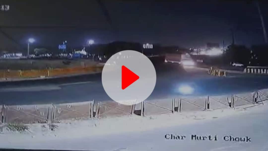 Greater Noida West High speed DUCATI bike accident near Char Murti Gol Chakkar Watch Video प्लेन की रफ्तार में थी 10 लाख की बाइक, नोएडा में हुई थी हादसे का शिकार, अब सामने आया वीडियो