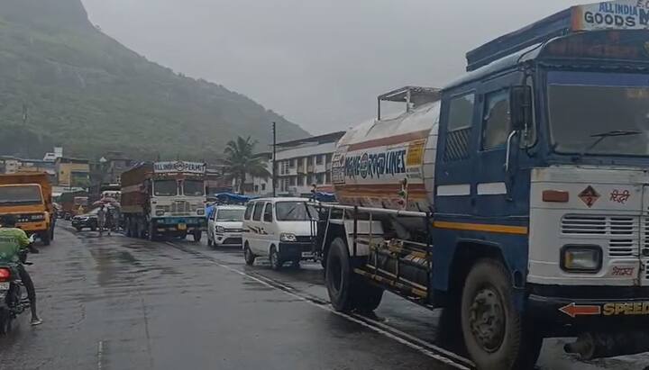 संततधार पावसामुळं वाहतुकीवर परिणाम होत आहे. संथ गतीनं वाहतूक सुरु आहे. वाहनांच्या लांबच लांब रांगा लागल्या आहेत.