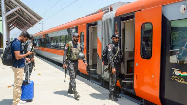 On June 6, Chief Minister Omar Abdullah praised it and said that many people saw the dream of this rail, the British also saw these dreams. His dream was to connect Kashmir with rail in Uri on the banks of Jhelum. The British who could not fulfill, was your (PM Modi) hands.