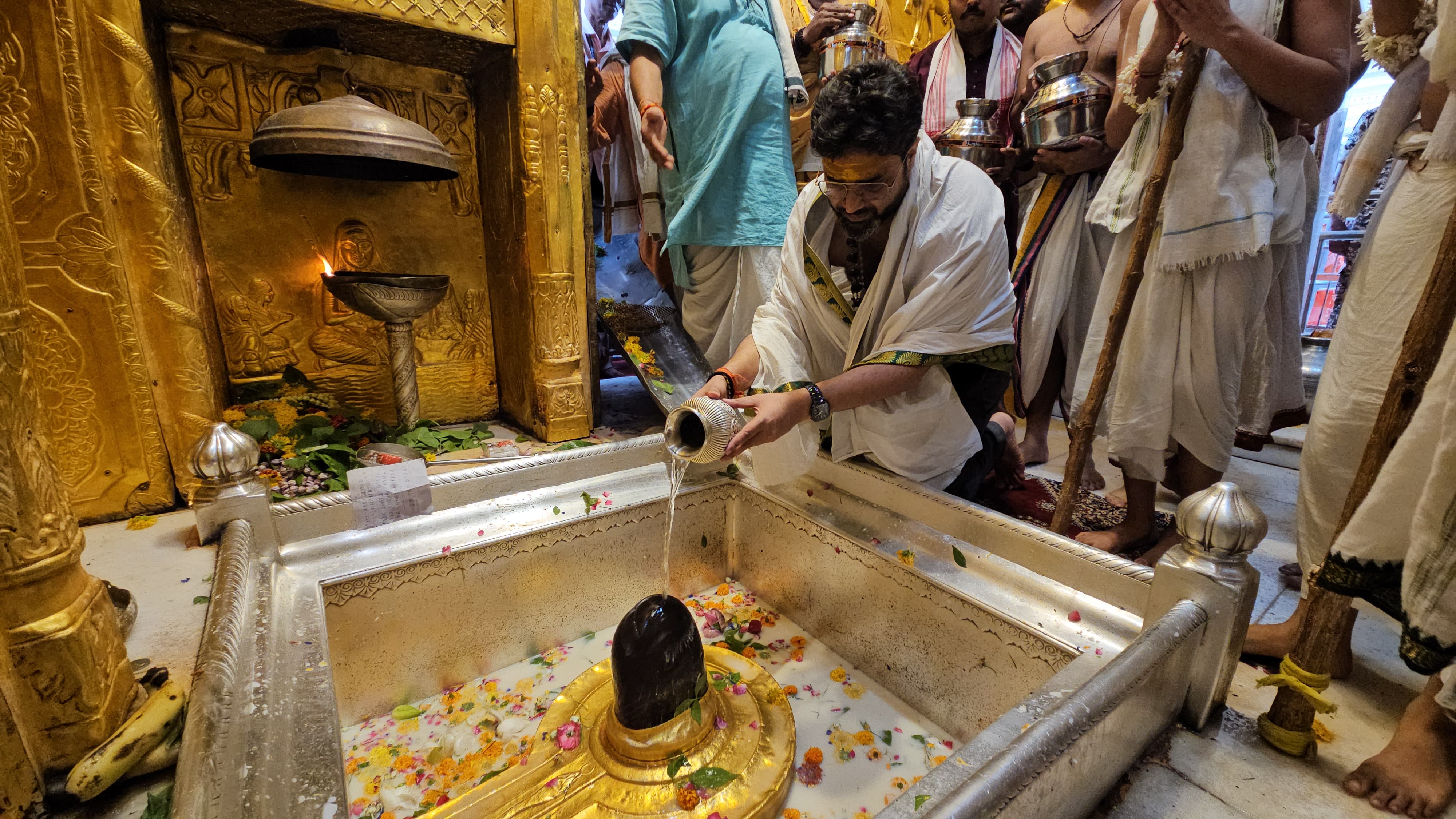 ज्योतिर्लिंग स्पर्श पर रोक लगाने की मांग