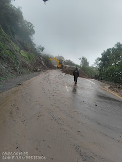 Satara Rain Update: महाबळेश्वर तापोळा रस्त्यावर दरड कोसळली; काही महिन्यांपूर्वी केलेला रस्ता तब्बल 10 फूट खचला