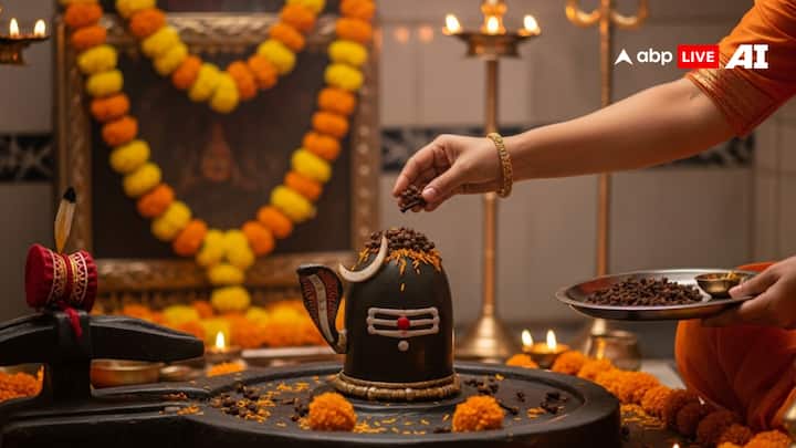 If any work is interrupted or the work made is deteriorated, then in the month of Sawan, all kinds of obstacles are removed with the attainment of special fruit by offering it to the Shivling.