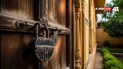 Vastu Tips for Main Door: घर के मुख्य द्वार से तुरंत हटा दें ये 6 चीजें! वास्तु शास्त्र के अनुसार, जानें क्या हैं वे अशुभ संकेत?