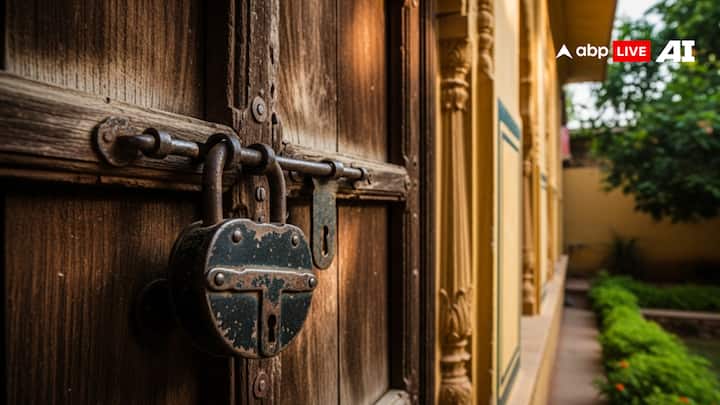 According to Vastu Shastra, one should never keep a rusty lock at the main gate of the house. Those who keep the rusted lock on the main door of the house, they should remove it today. By locking or hanging rusted in the house, the progress of the family stops and there is loss of money.
