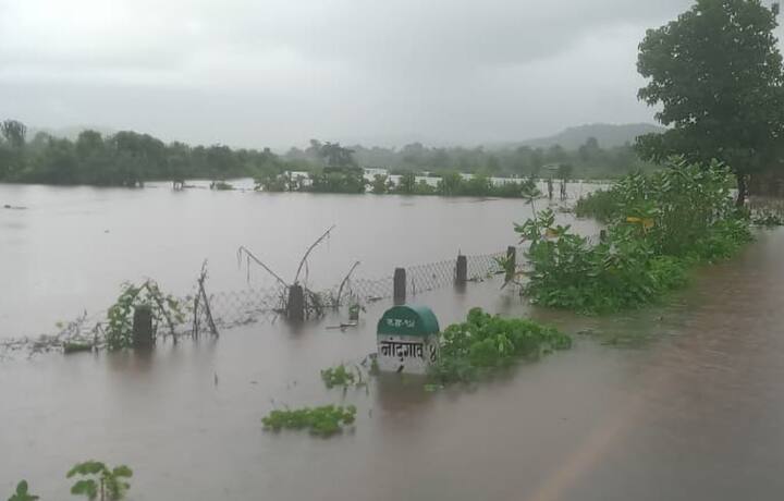 खेडमध्ये जगबुडी नदीने धोक्याचे पातळी ओलांडली आहे. नगरपरिषदेने सायरन देऊन नागरिकांना सतर्कतेचा इशारा दिला आहे.जगबुडीचे पाणी मटन मार्केट परिसरामध्ये शिरलं आहे.